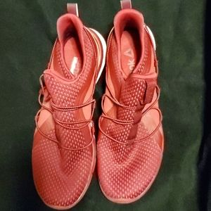 Reebok size 9 burgundy tennis shoe